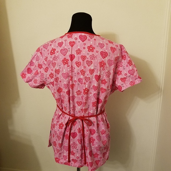 Heart Valentine' scrub top size medium pink white - Picture 3 of 8